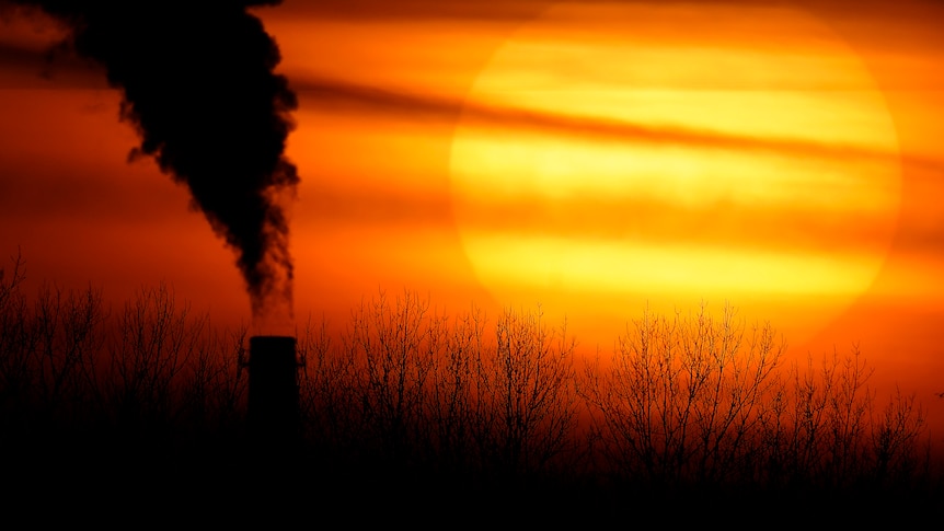 燃煤发电站后的日落