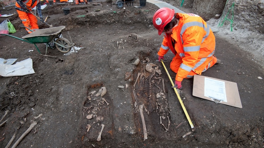 Archaeologist excavates skeleton in London