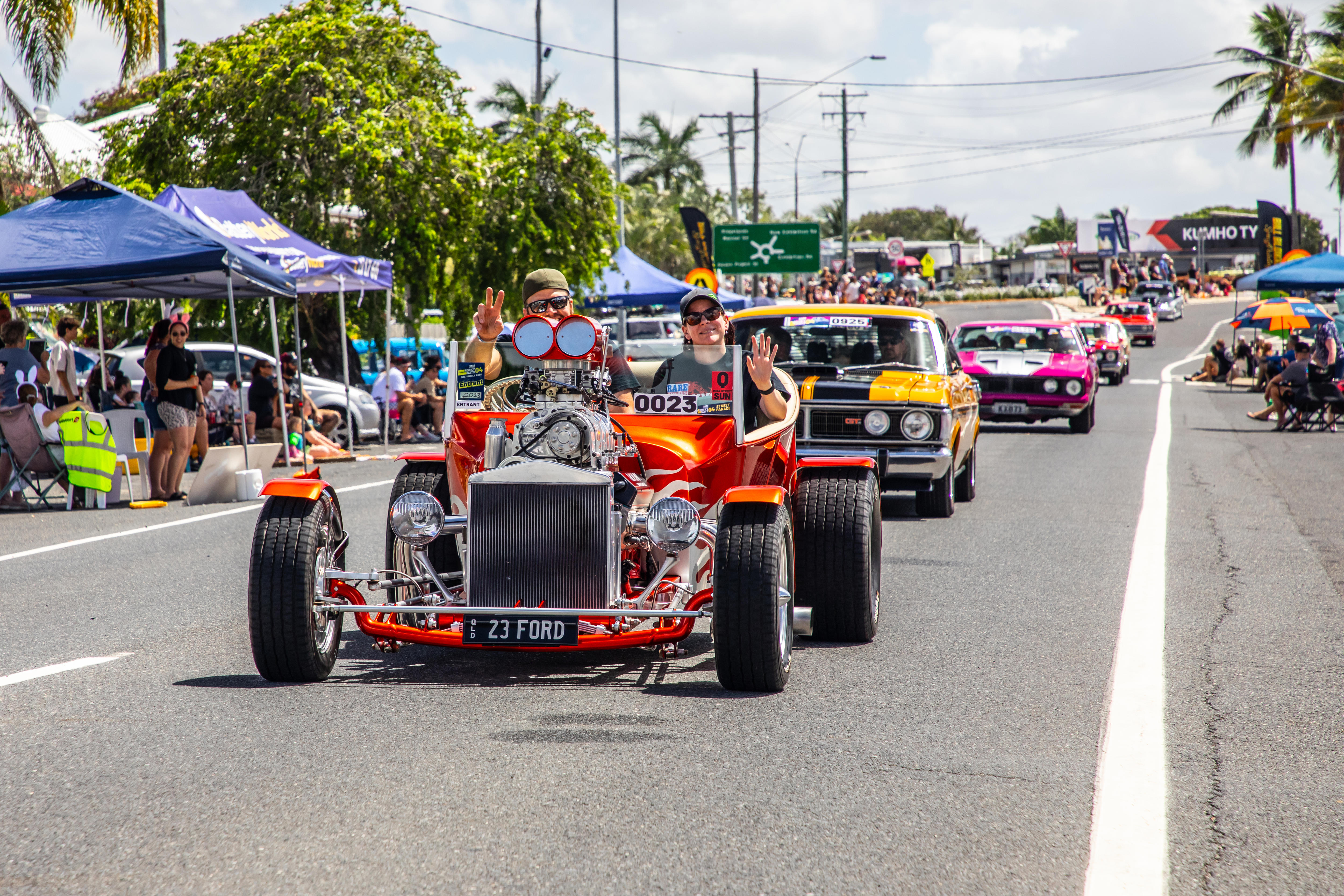 Un desfile de coches recorre las calles.
