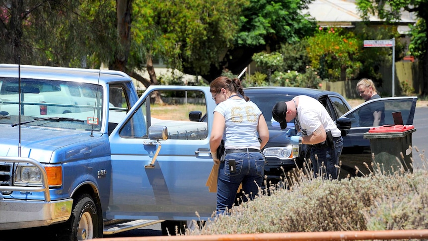 Police search vehicles linked to bikie gang in Mildura