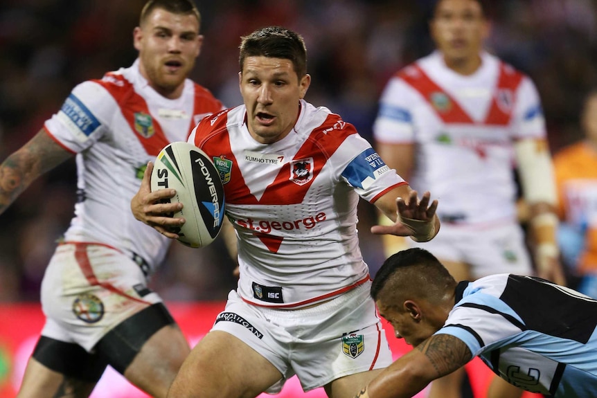 Gareth Widdop will stay with the Dragons through to the end of the 2021 NRL season.
