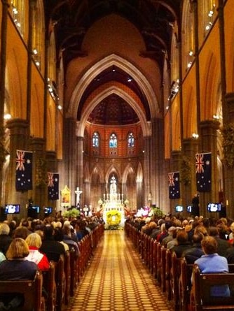 At least 1,800 people have attended a memorial service in Melbourne for the victims of the MH17 crash.