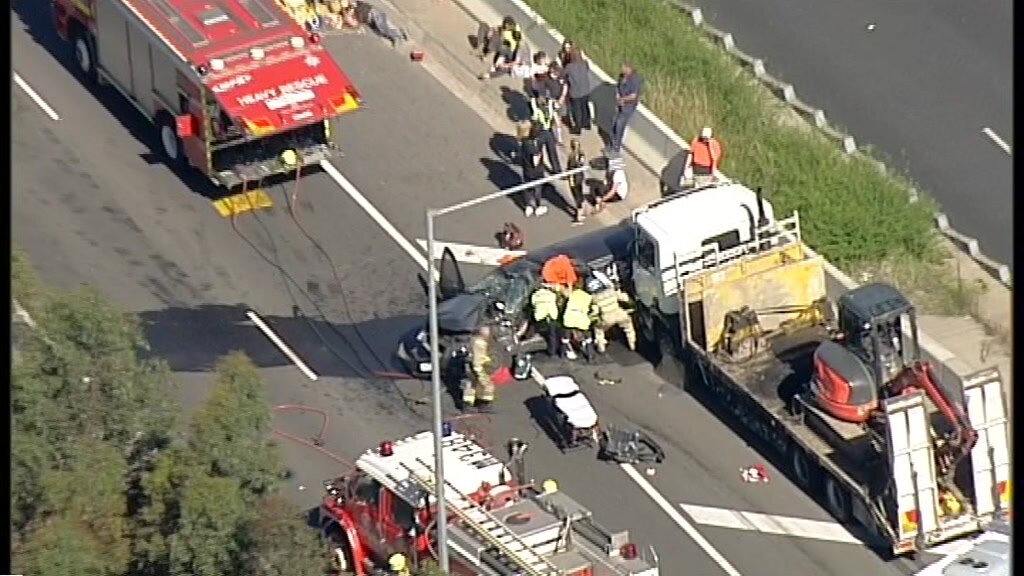 Eight injured in multicar crash involving truck on Melbourne's Ring(02)