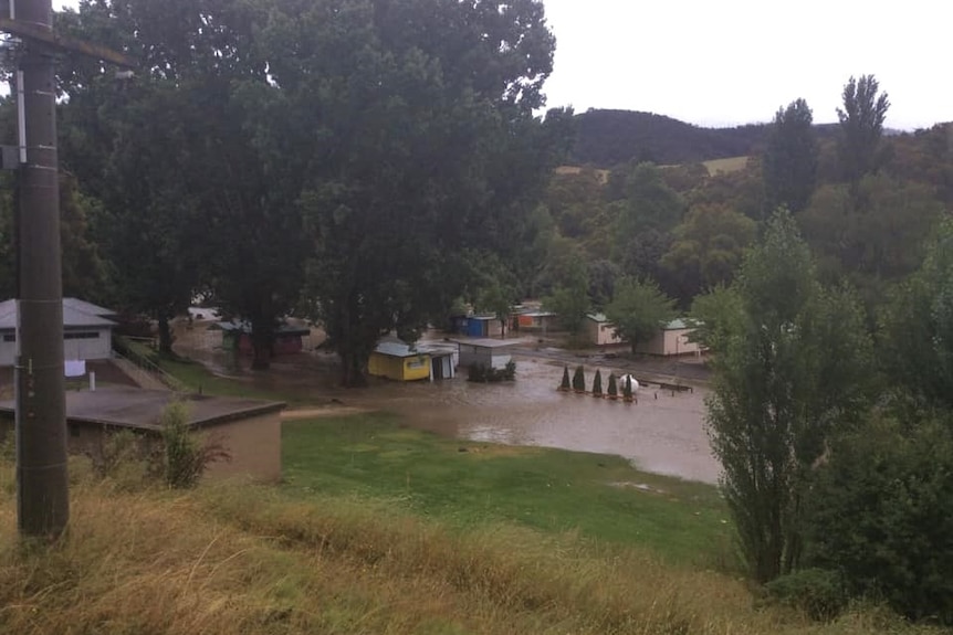 Gipps flood Omeo caravan park