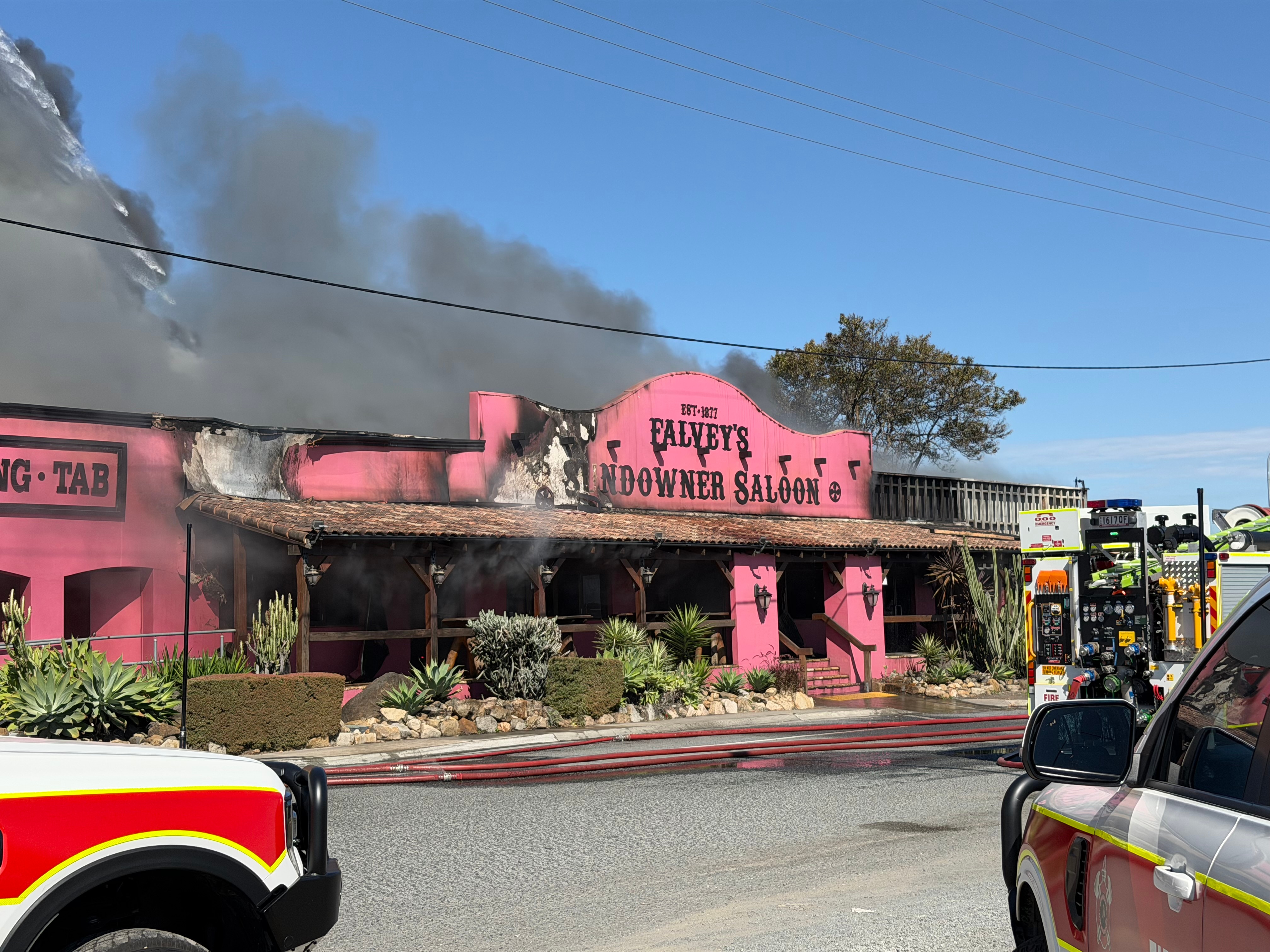 Fire rips through distinctive Queensland highway hotel