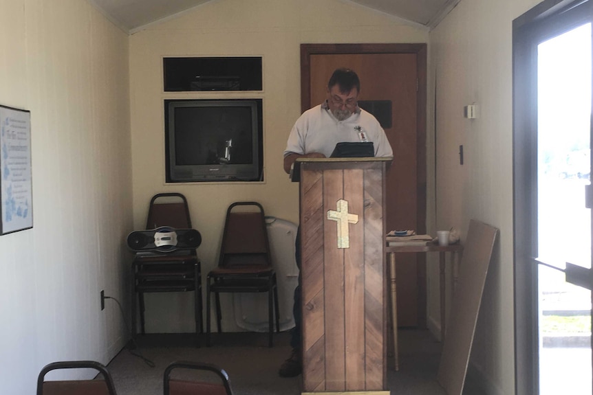 Gavin Bellomy prepares to give his sermon at Beaumont Truckstop Ministry.