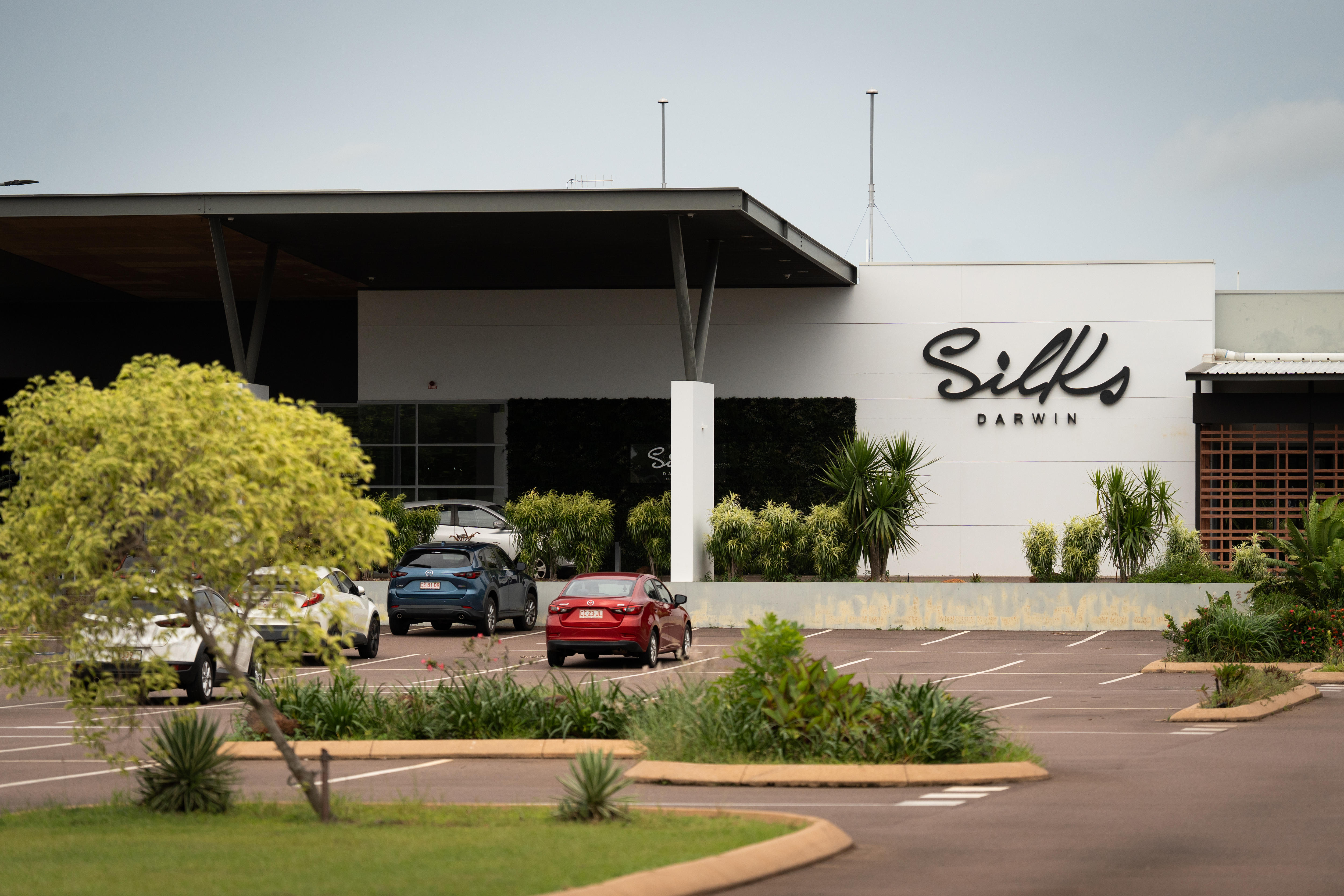 El exterior de un edificio con las palabras Silks Darwin en el frente.
