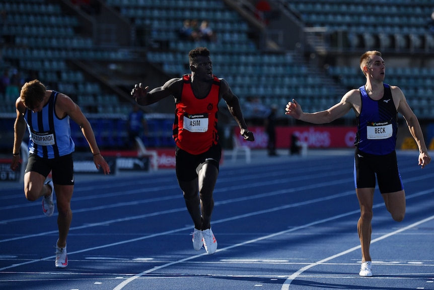 Abdoulie Asim franchit la ligne d'arrivée dans une course de 200 mètres