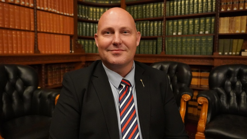 Curtis Pitt in a library.