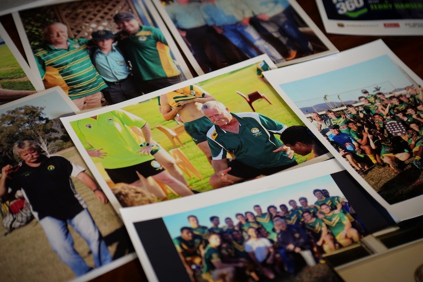 Une collection de photographies anciennes d'un homme entraîneur de rugby