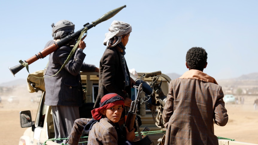 Les États-Unis annoncent de nouvelles sanctions contre les rebelles Houthis et reclassent le groupe comme organisation terroriste en réponse aux attaques en mer Rouge