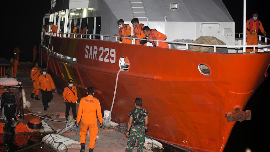'Well below operating depth': Fears grow for missing Indonesian submarine crew, Australia to help with rescue mission