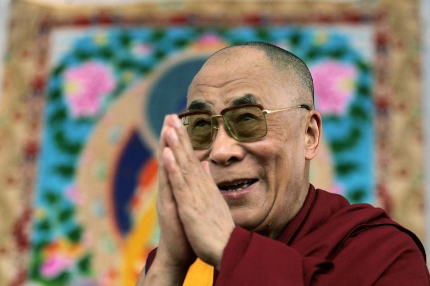 Dalai Lama semnalizează în timpul unei întâlniri publice.
