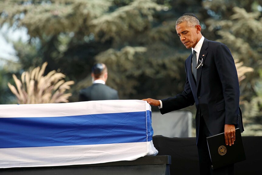 US President Barack Obama touches the casket of former Israeli President Shimon Peres
