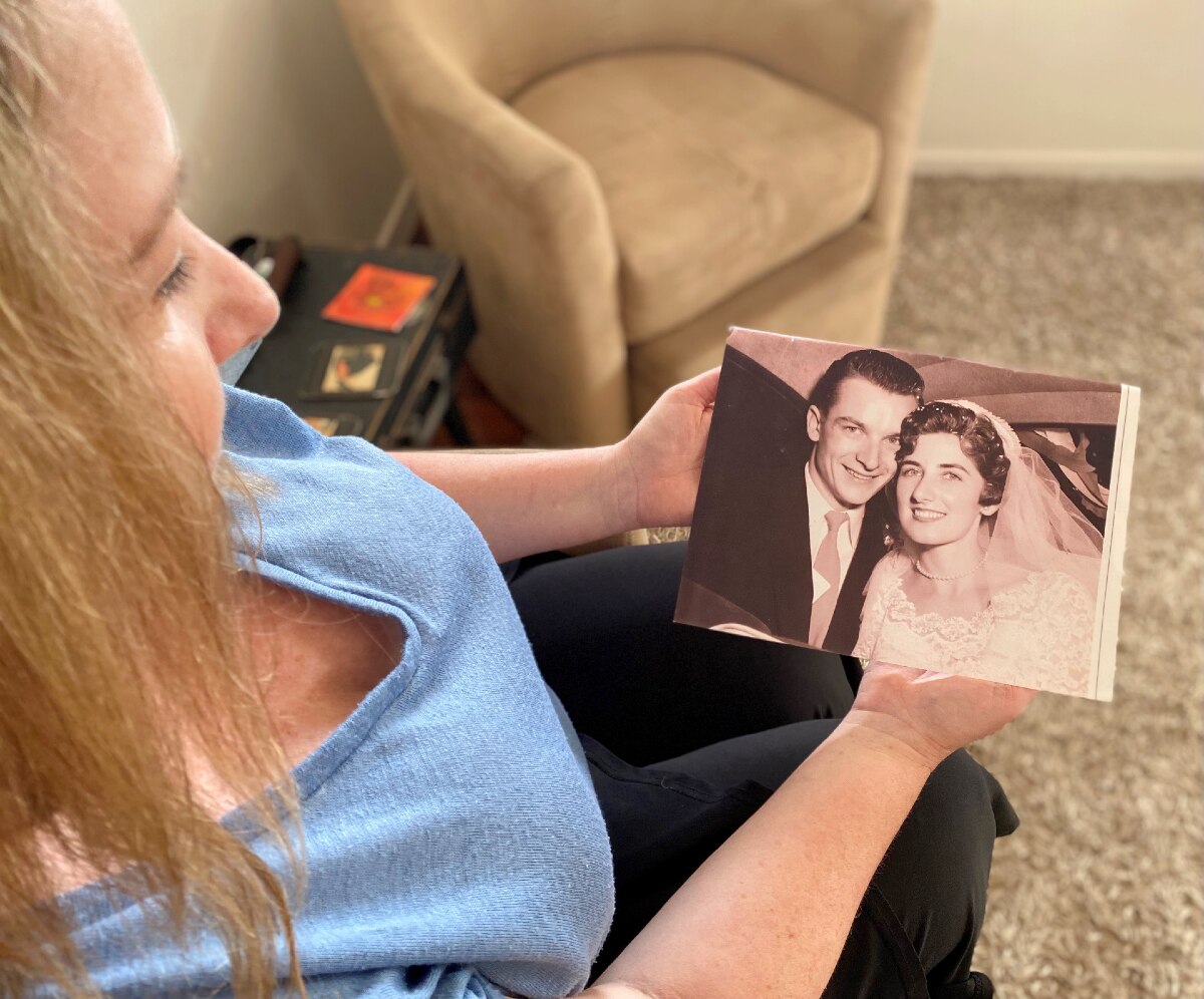 Stuck ring comes off with dental floss after finger goes 'purple and