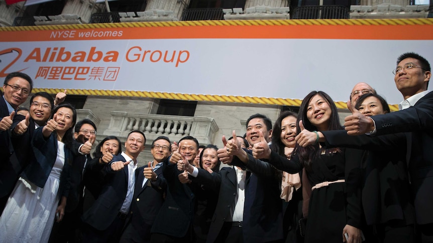 2014年9月4日，阿里巴巴的董事会主席马云（中）与员工在华尔街股市庆祝阿里上市美国。