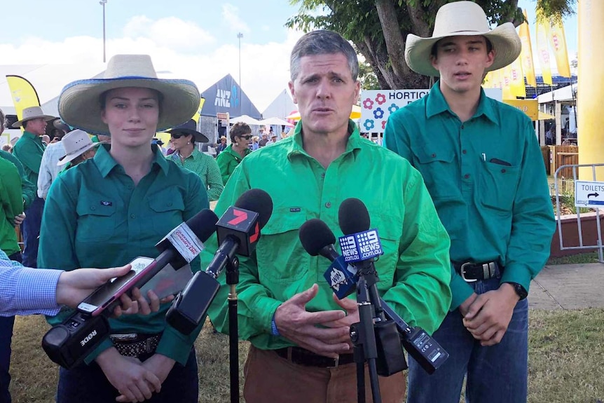 Michael Guerin, PDG d'AgForce, avec les agriculteurs locaux Bonnie Maynard et Lachlan Collins.