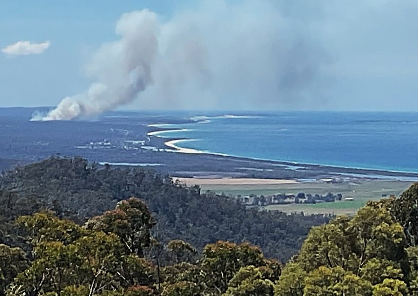 Vista de incendios forestales en matorrales lejanos.