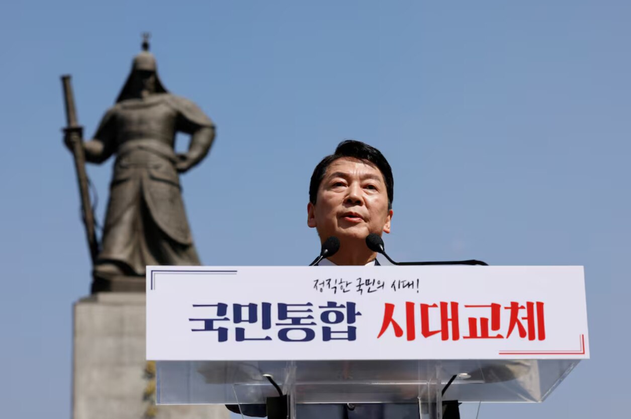 Ahn Cheol-soo stands at a podium delivering a speech