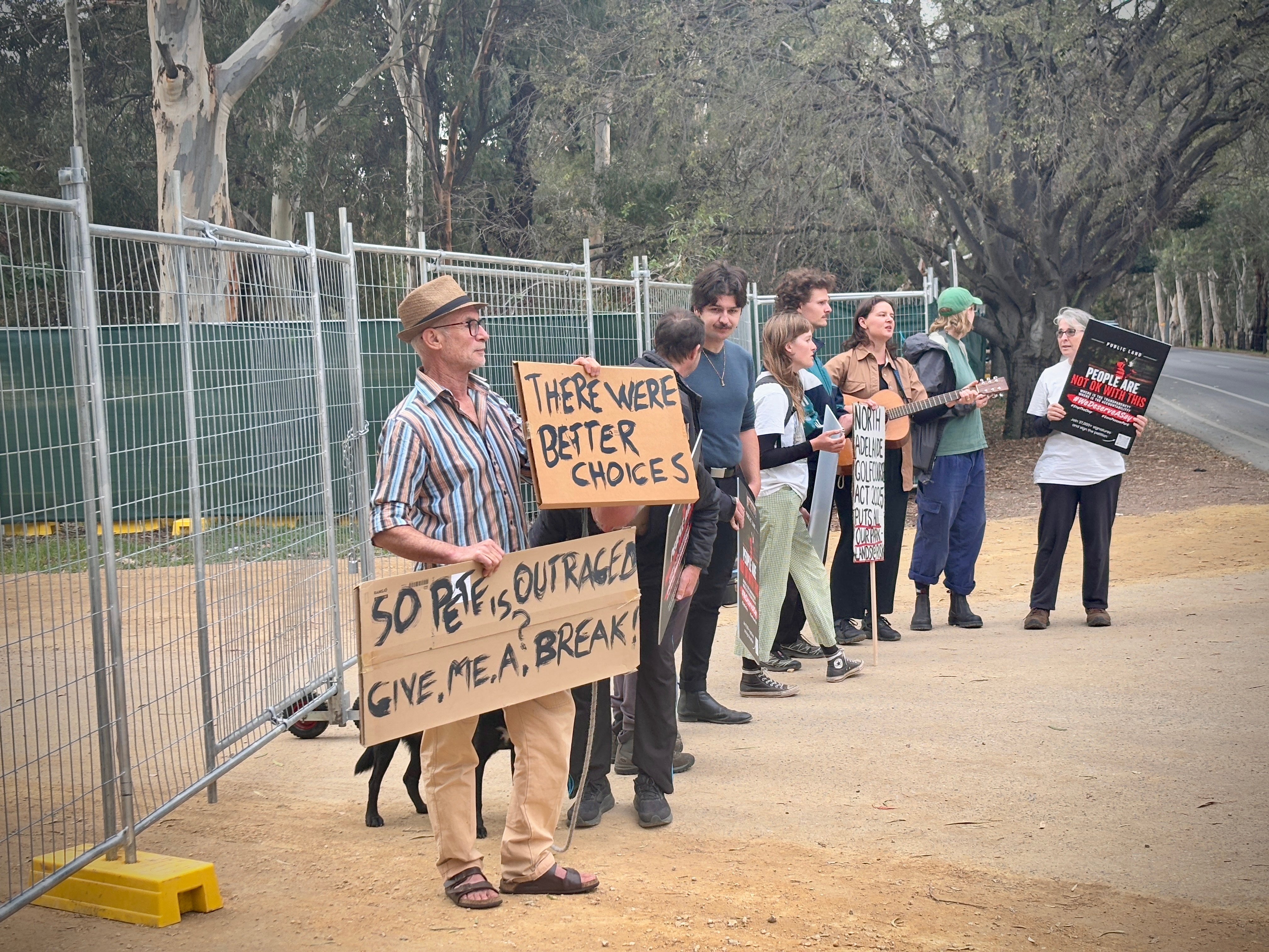 Protesters claim to be in chains at North Adelaide Golf Course redevelopment