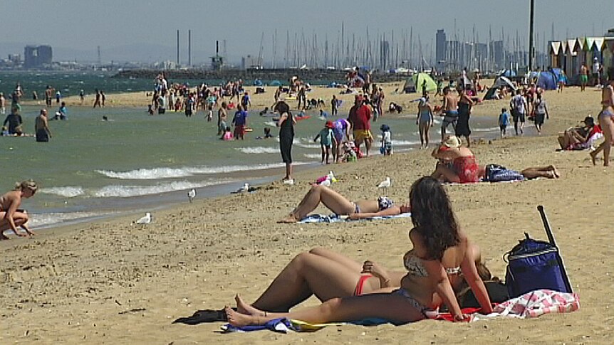 Melburnians escape the heat in Port Phillip Bay
