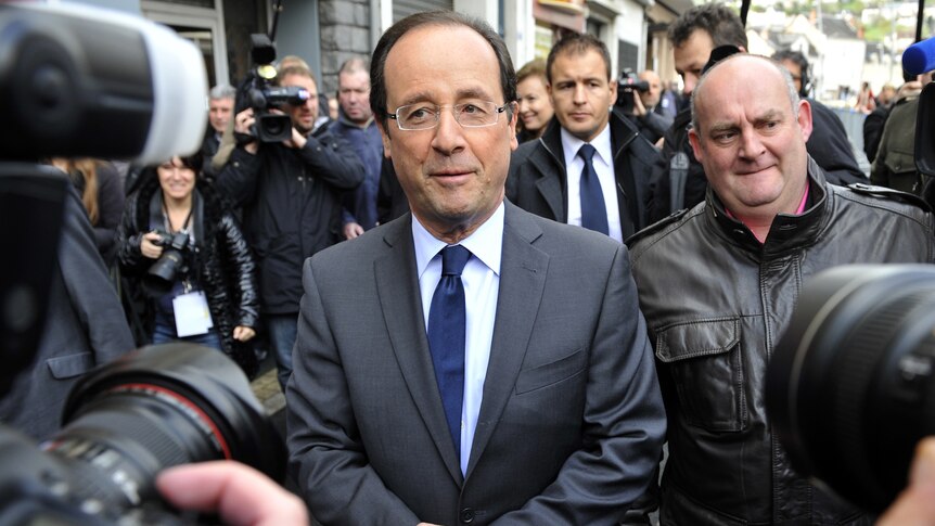 Hollande arrives to cast his vote