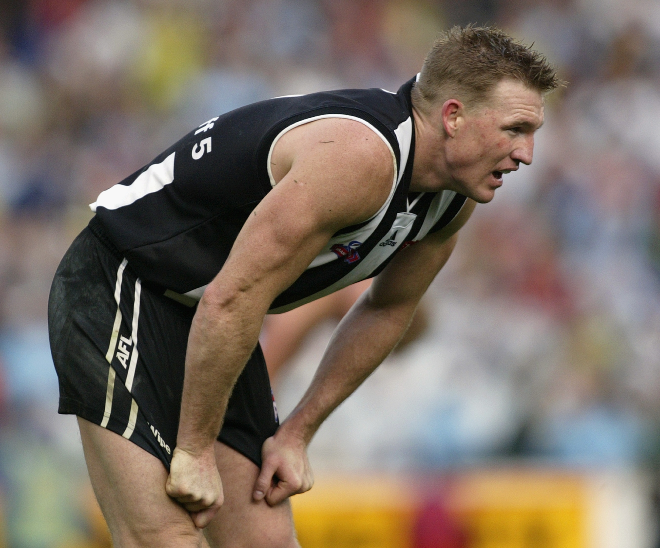 Nathan Buckley se curva e parece desapontado durante a grande final de 2002