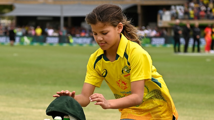 Hommage touchant à Andrew Symonds à ODI à Townsville alors que ses enfants portent les boissons