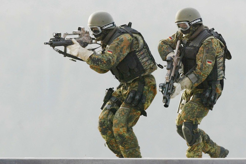 KSK soldiers take part in a training drill in 2004.