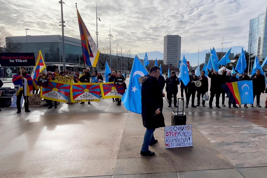 流亡藏人、维吾尔人和香港活跃人士以及中国持不同政见者在联合国外举行了示威抗议活动。