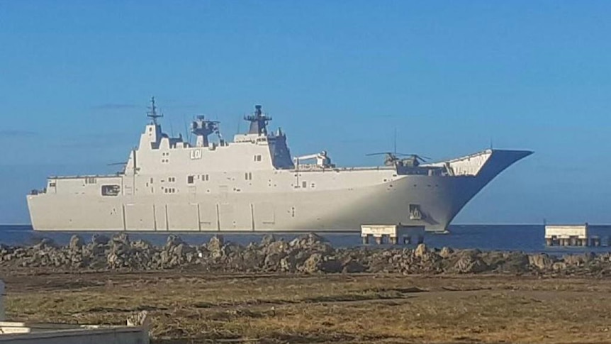 Claims sailors are enduring scorching conditions to repair ‘stranded’ HMAS Adelaide as COVID cases onboard rise