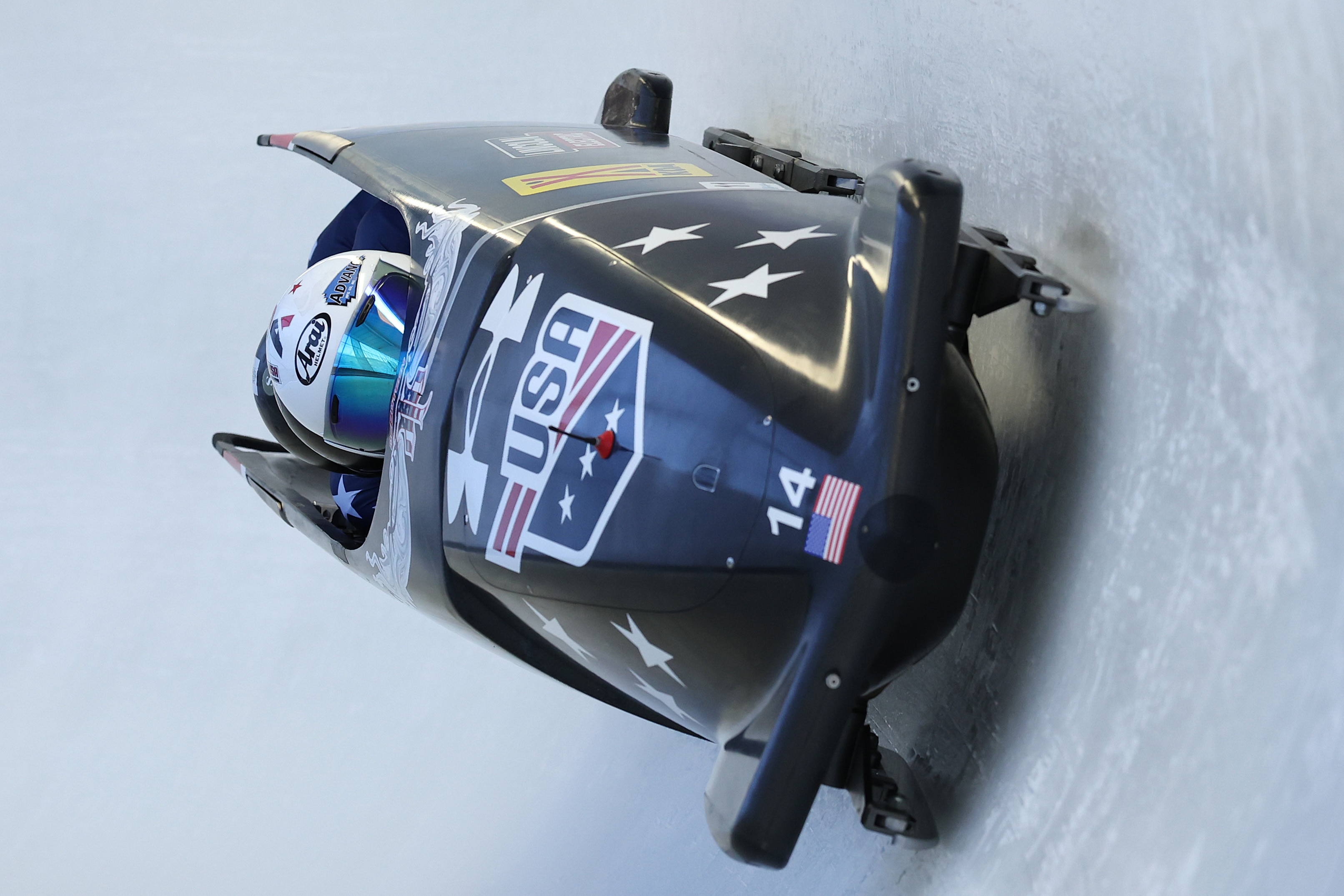 El bobsleigh del equipo de EE. UU. en acción durante un paseo.