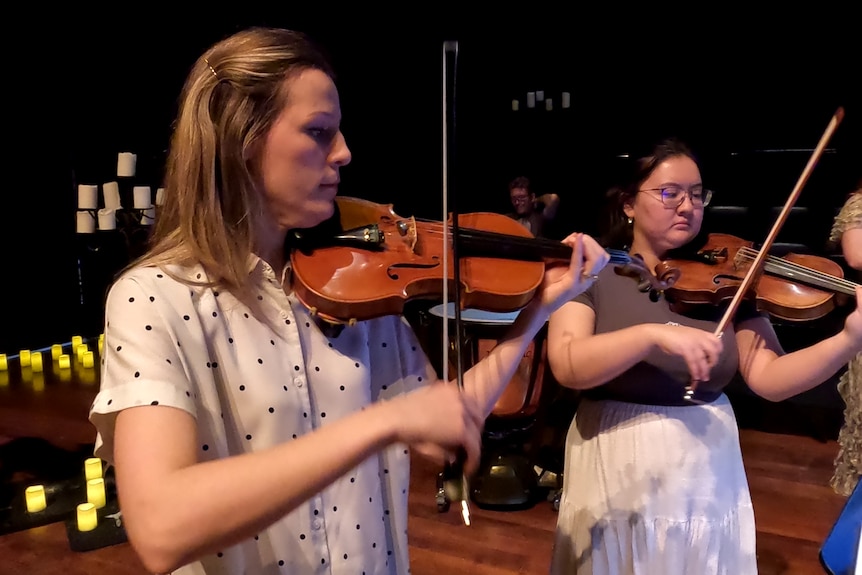 Jasmin Robertson playing the violin