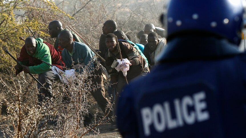 Police fire on mine protesters (Reuters: Siphiwe Sibeko)