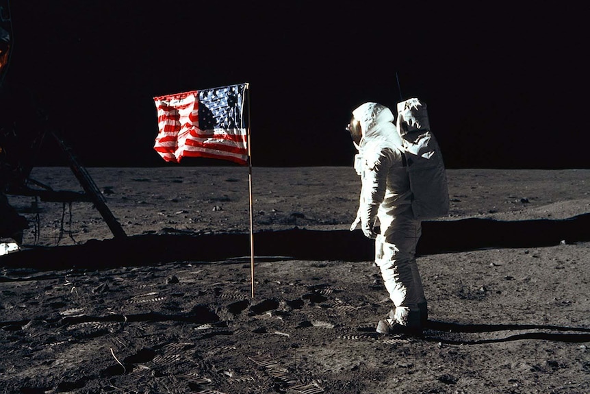 1969年美国宇航员兹·奥尔德林（Buzz Aldrin） 登月后在美国国旗旁。