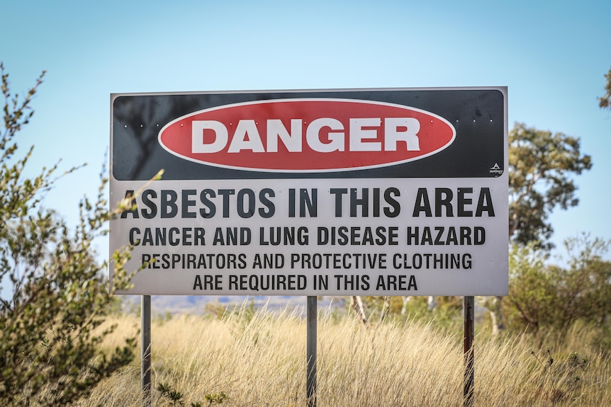 Una señal de peligro que advierte de amianto en la zona.