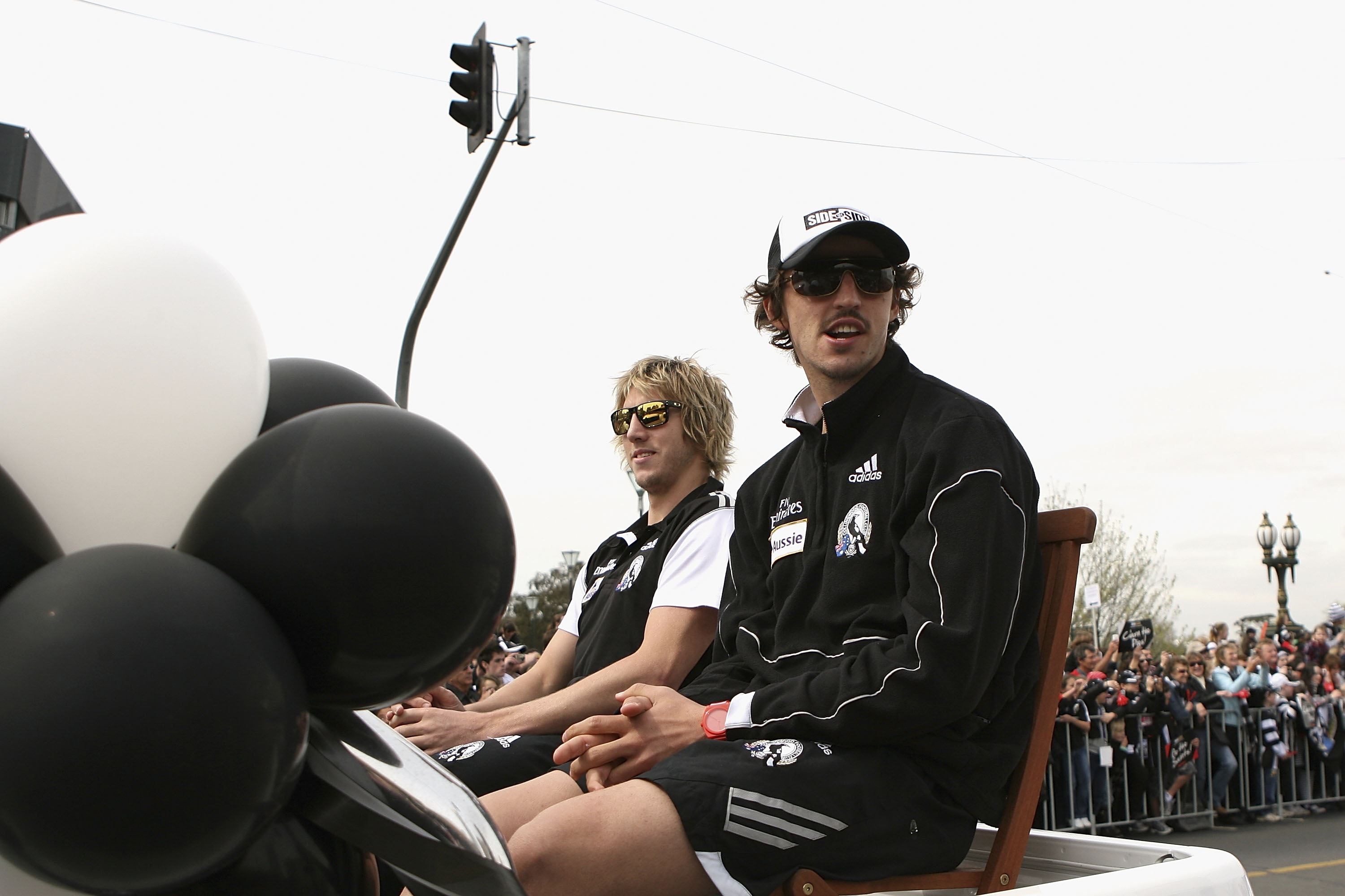 Dale Thomas e Scott Pendlebury no desfile da grande final