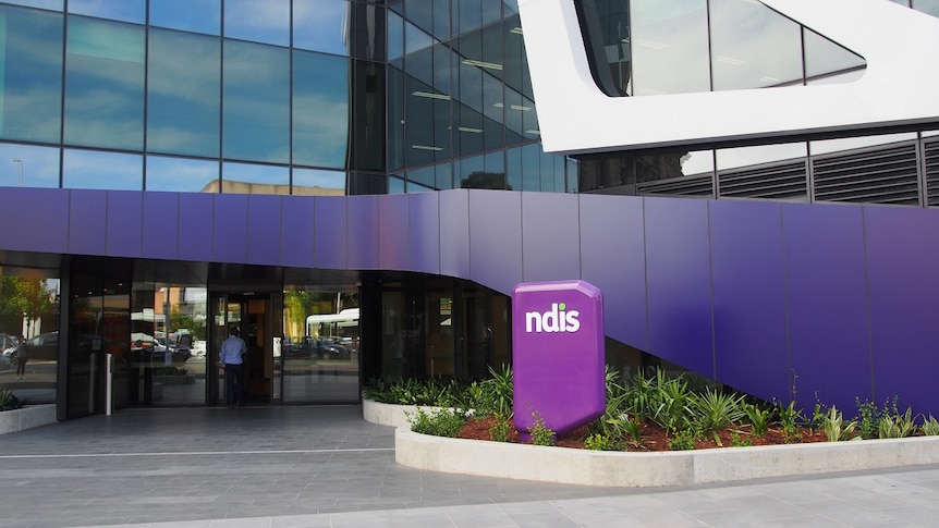前面有紫色 NDIS 标志的玻璃办公楼。