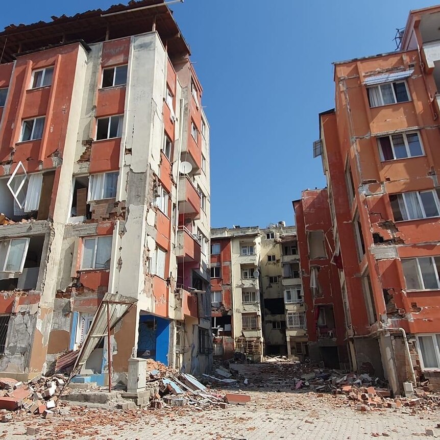 dilapidated apartment blocks in Turkiye