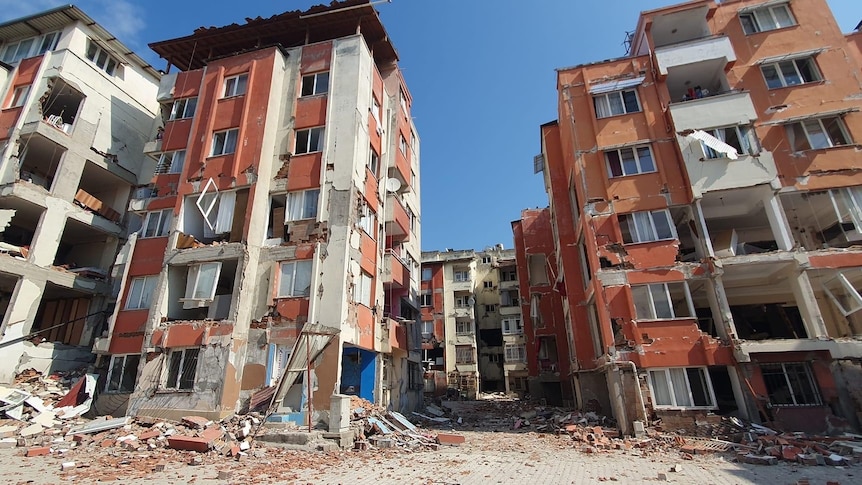 dilapidated apartment blocks in Turkiye