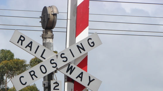 Train level crossing trial to send warnings to cars