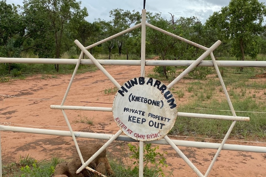 sign on gate