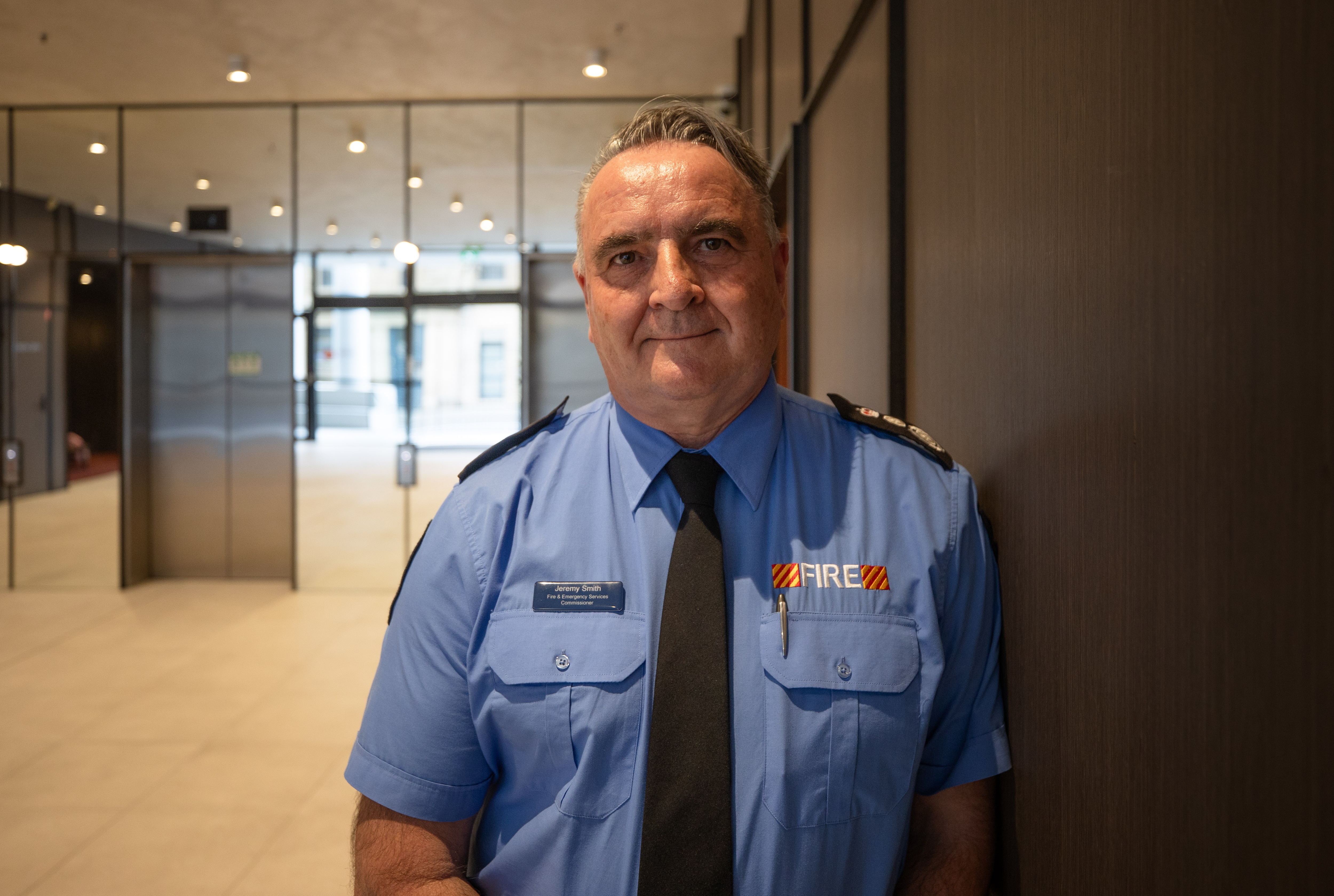 Un bombero uniformado.