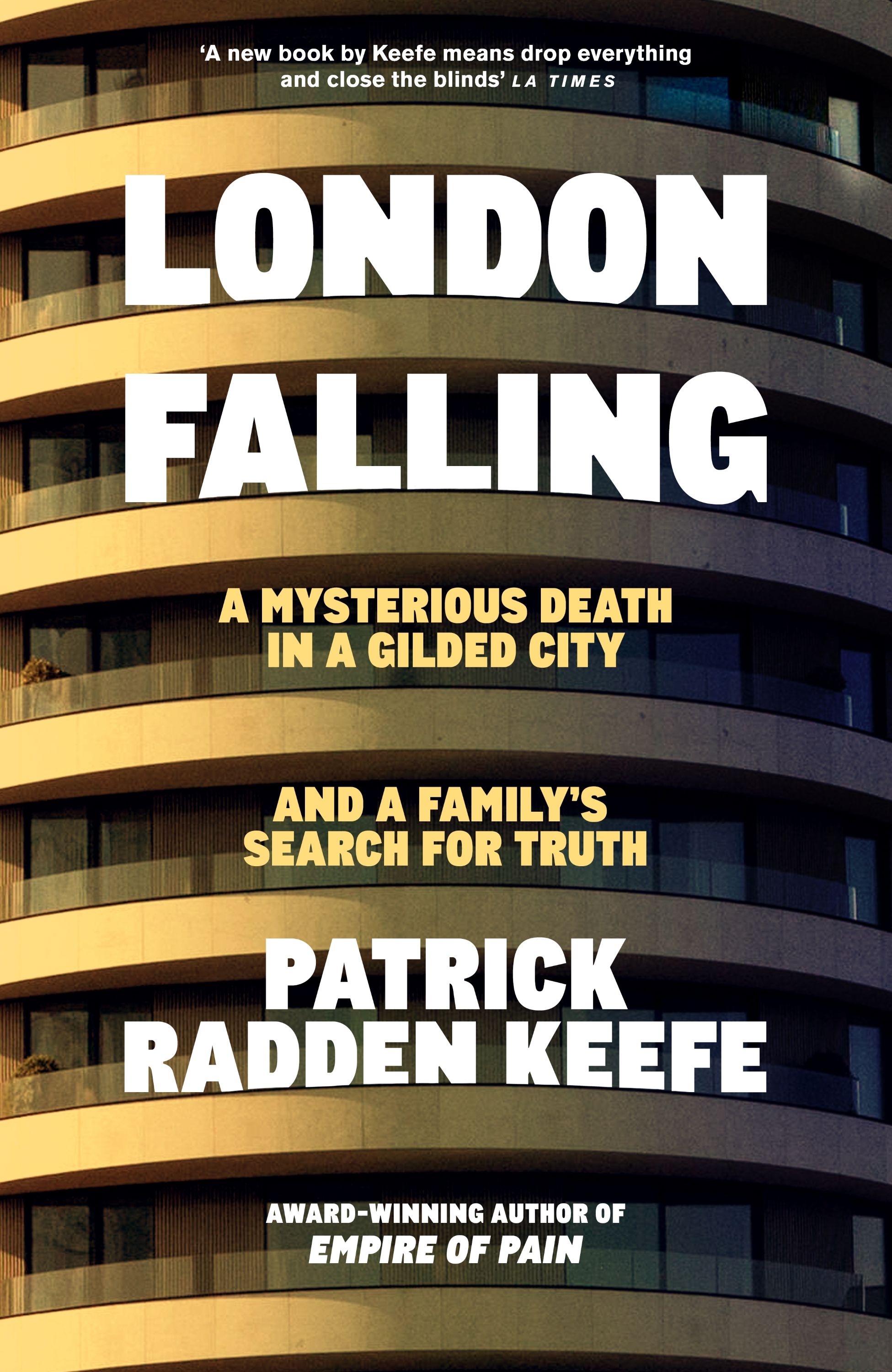 Εξώφυλλο του London Falling του Patrick Radden Keefe, που δείχνει τα χρυσά μπαλκόνια στο εξωτερικό μιας πολυτελούς πολυκατοικίας.