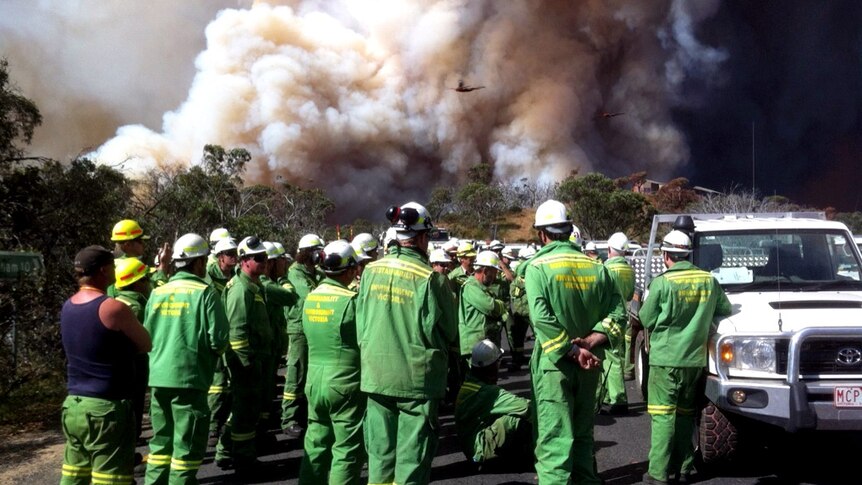 Firefighters receive briefing of efforts to combat Harrietville blaze