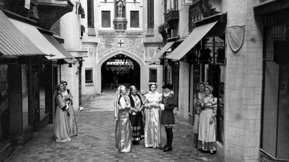 Old englyshe fayre to open London Court 1937