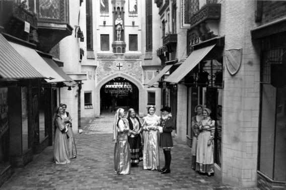 Old englyshe fayre to open London Court 1937