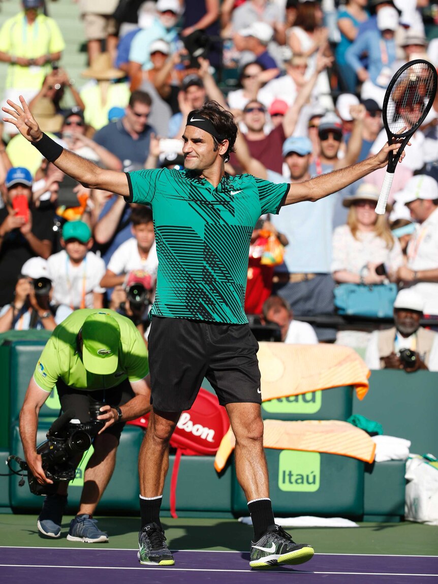 Roger Federer laps up applause at Miami Open