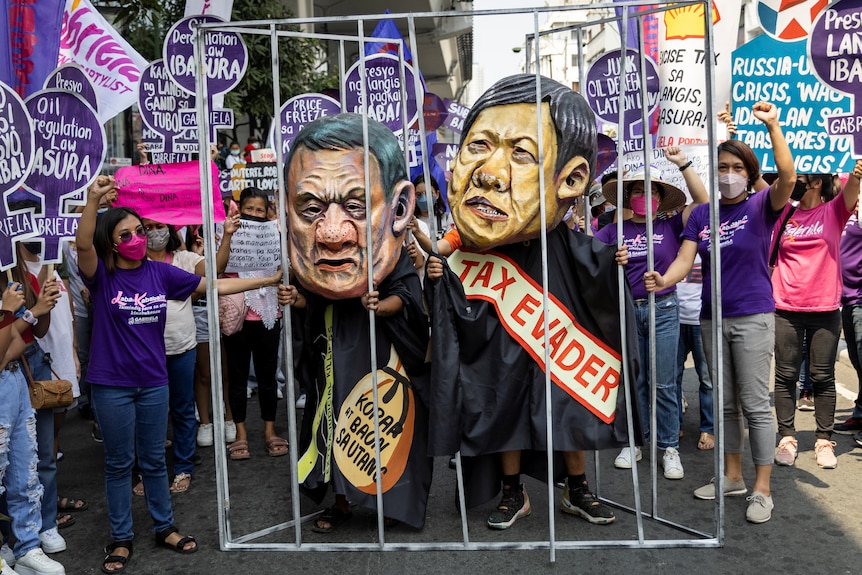Effigies of Rodrigo Duterte and Bongbong Marcos behind bars.