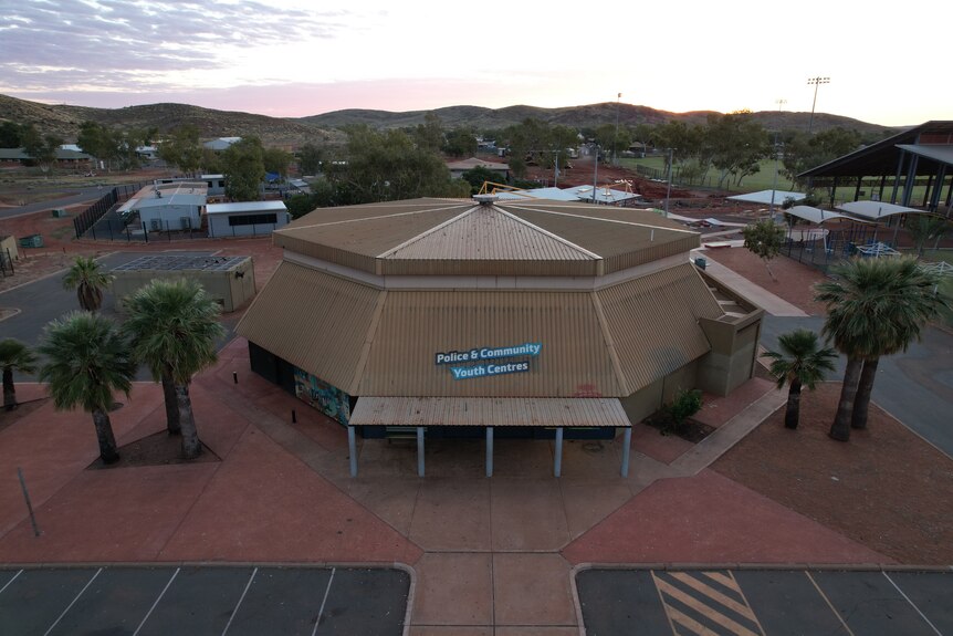 Image of a large, octagonal building in a remote community in WA's Pilbara.